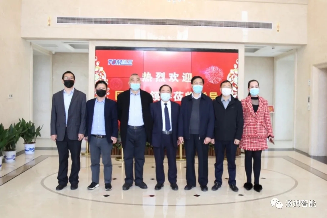 领导关怀—常州市金坛区人大、儒林镇党委领导莅临江苏汤姆集团视察防疫措施与口罩机生产详情